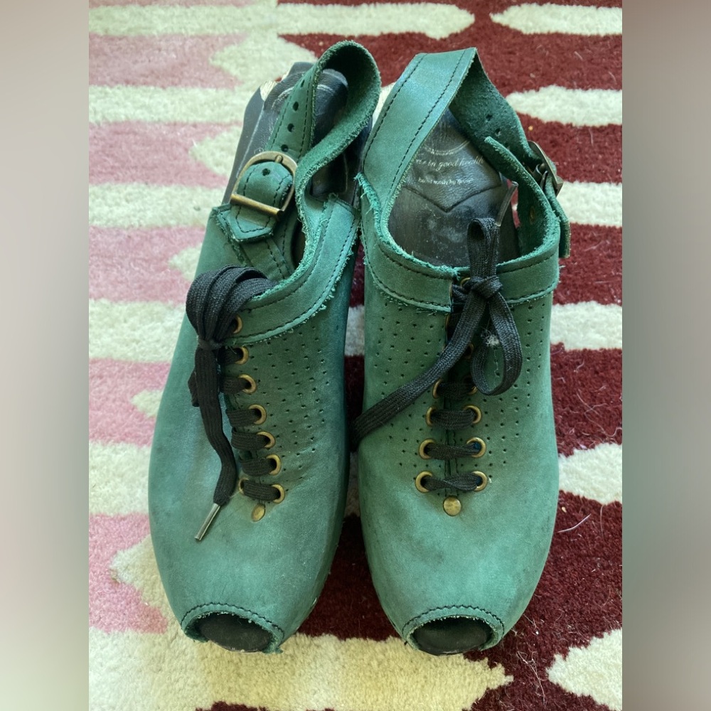 No. 6 clogs w/ black base